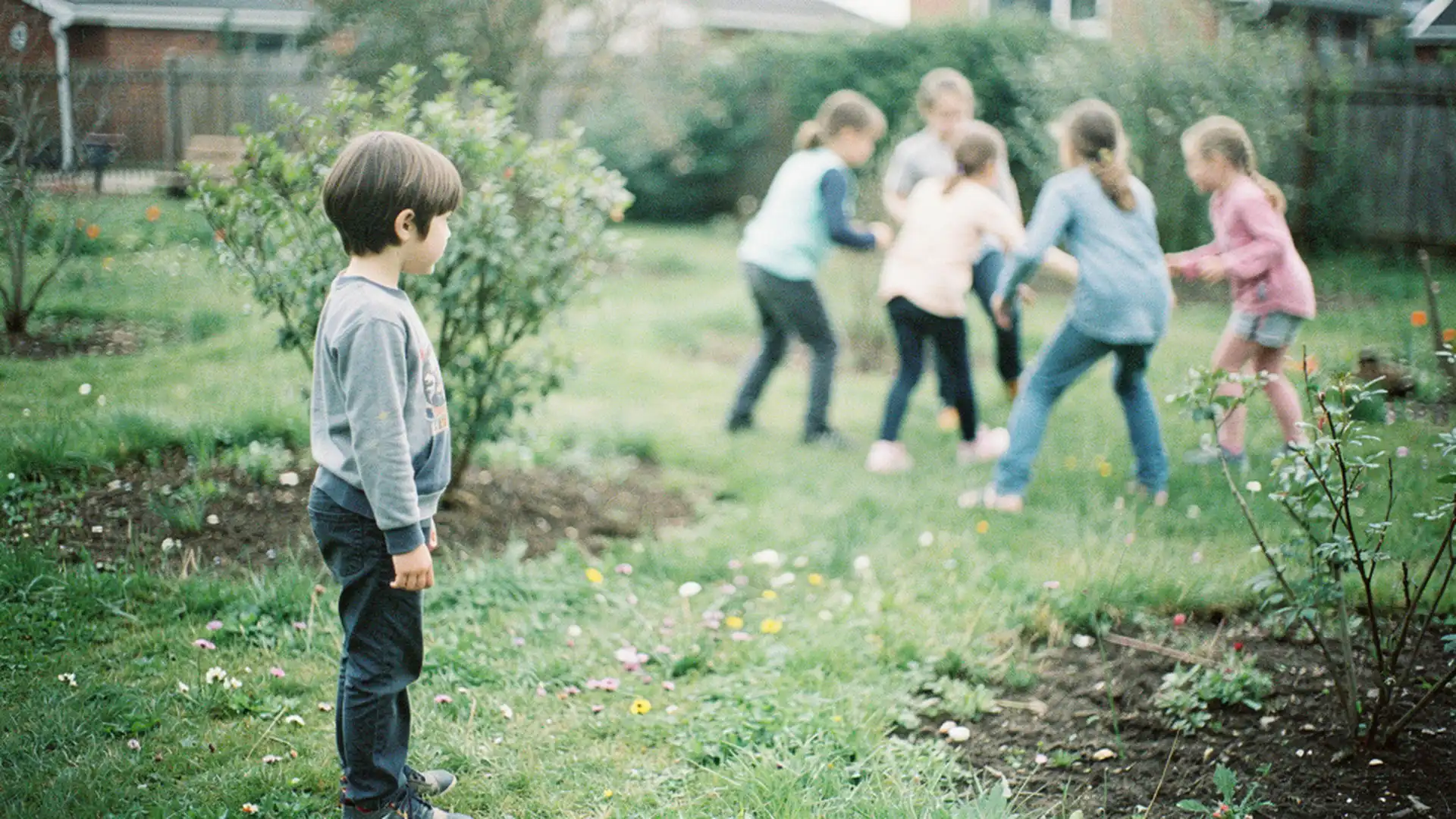 Enfant de 5 ans observant un groupe d'autres enfants jouer, à distance, avant de s'approcher