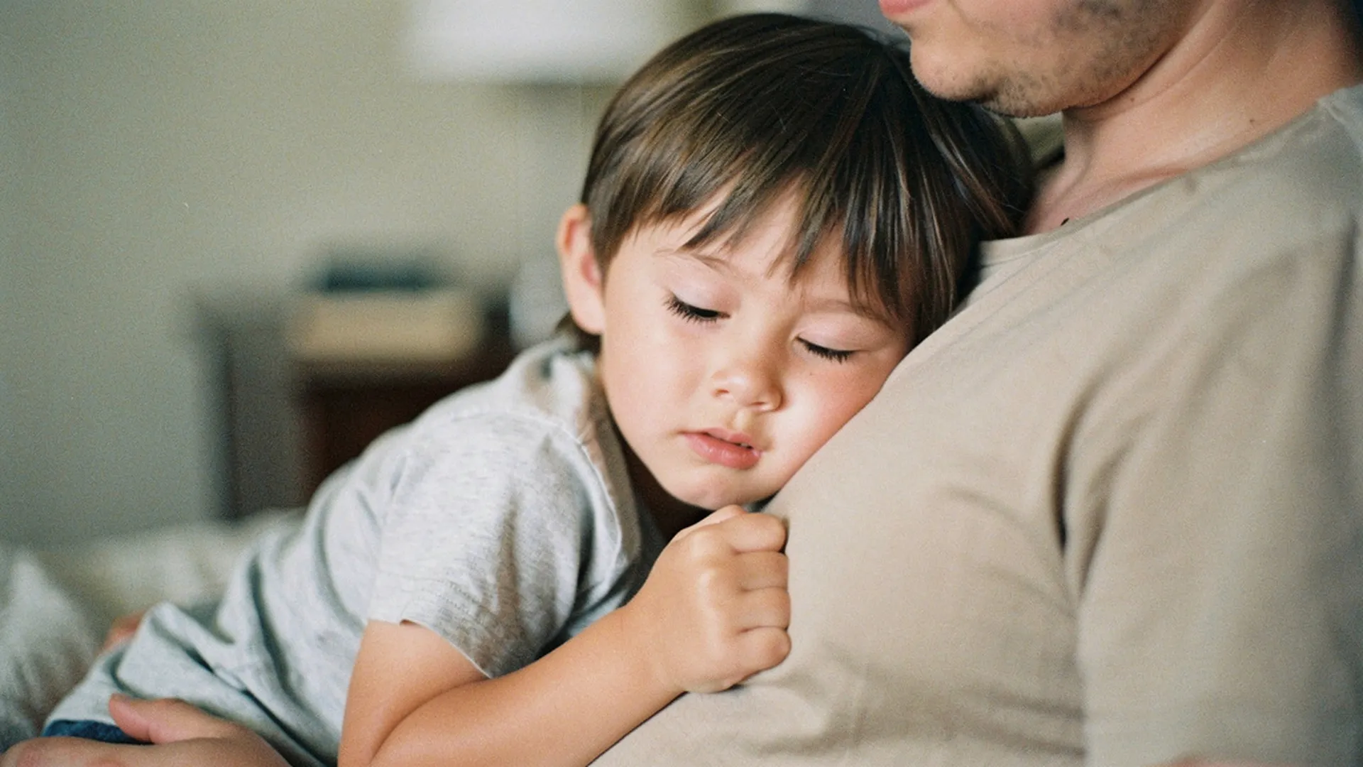 Enfant blotti contre son parent pendant la lecture d'une histoire au coucher