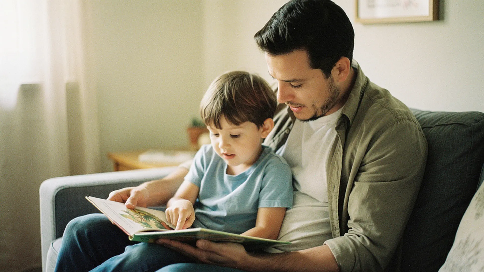 Parent et enfant de 6 ans lisant ensemble un livre papier, l'enfant pointant une illustration