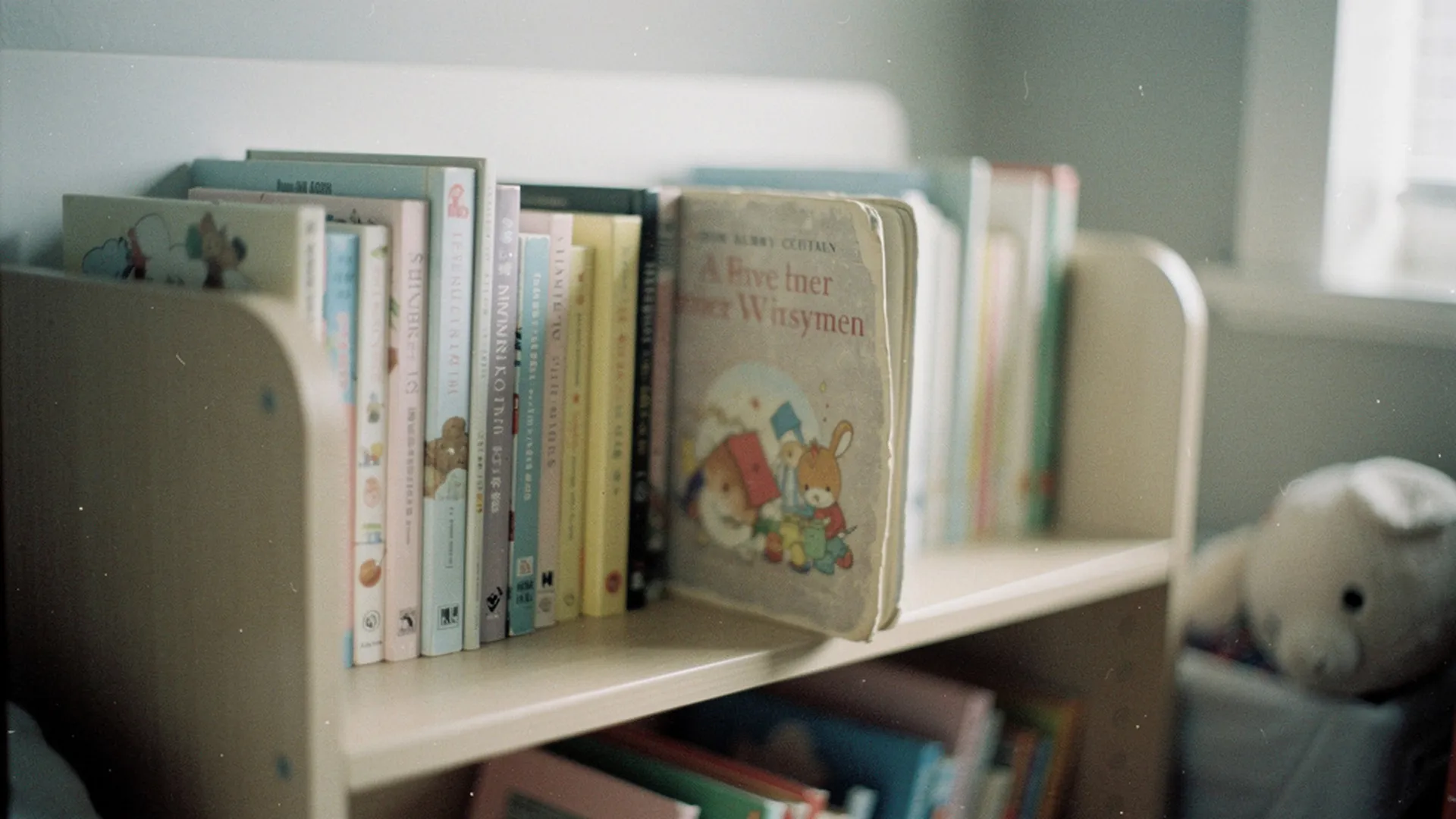 Étagère d'enfant avec un livre personnalisé usé et manifestement relu de nombreuses fois, coin de couverture arrondi